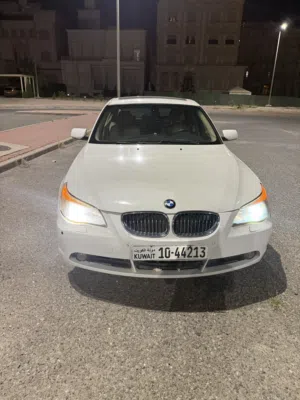 للبيع بي ام دبليو الفئة الخامسه لون أبيض حاله جيده جدا