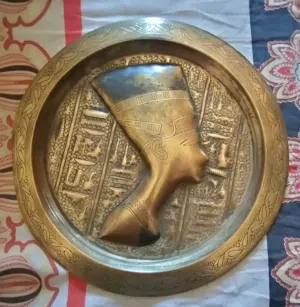 تحفة نادرة  على شكل طبق نحاسي
