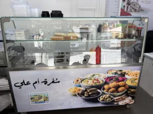 للبيع بسطة مطعم بارد وحار ويوجد ثلاجة تخزين والحالة ممتازة
