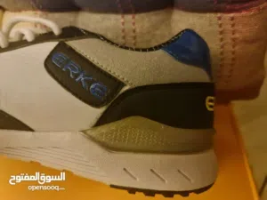 بوط رياضة رجالي جديدة قياس 42 للبيع