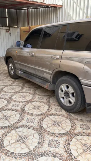 للبيع لاندكروزر موديل 2005 نظيف على الشرط