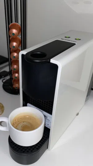 ماكينه قهوه اسبريسو ( نيسبريسو ) نظيفة جداً مع الاستاند
