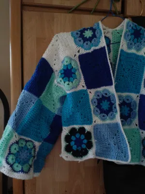 جاكيت كروشيه عمل يدوي باللون الازرق