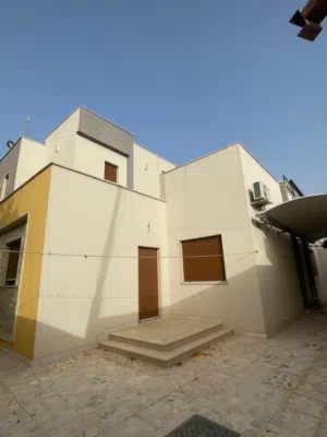 للبيع – منزل راقٍ ومستقل في قلب عين زارة  تصميم عصري – طابقين مفصول بالكامل – جاهز للسكن