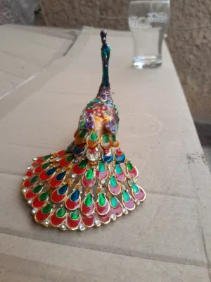 طاووس مطرز بالاحجار الملونة والنحاس والكرستال رائع لهواة الفخامة والتميز