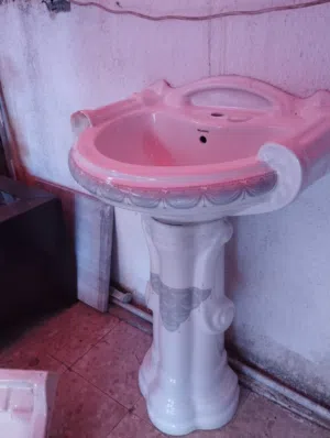 مغسلة حمام فخمة مع البطارية + حوض غسيل للبيع  لونه أبيض الكبيره بس عاكسه عليه التصوير  الصغيره زهري