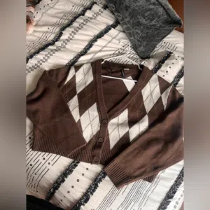 كارديغان بني أنيق بستايل المربعات (Argyle Cardigan) - بحال الجديد