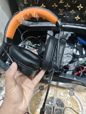 سماعات واير درجه اوله محيطيه بس بيها شخوط و تمزيق من فوق