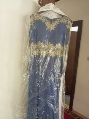 فستان سهرة  تركي لون ازرق وقماش يشبه الليكرا جميل جدا لبسة وحدة للمناسبات  حجم ميديوم عليه استراس