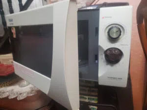 فرن ميكرويف مع شواية بحالة ممتازة وبسعر مغري.