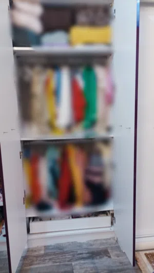 دولاب ملابس نظيف