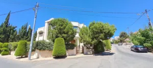 فيلا متلاصقة دوبلكس فاخرة في الجبيهة بتشطيبات خاصة فاخرة مع تدفئة تحت البلاط بناء خاص من المالك