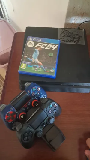 بلايستيشن 4 سلم استعمال 2 شهر مع 2 ايد ودسك اف سي 24