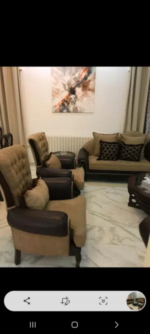 طقم كنب شبه جديد للبيع 9 مقاعد ،، قطعه ثلاثي وقطعتين ثنائي وقطعتين فردي مع طقم طاولات عدد 3