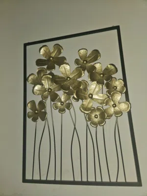 إطار حديدي على شكل ازهار