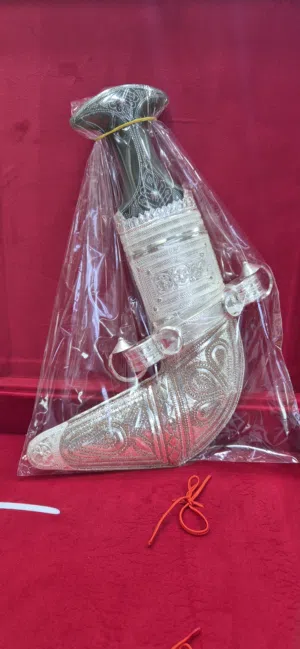 خناجر قرن فايبر و خشب و شبيه الزراف الهندي مع حزام زري اصلي او فضه مع الضمان