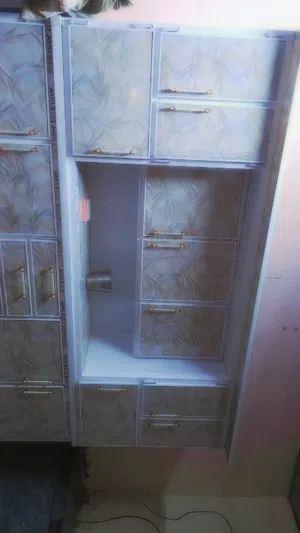 كاونتر جديد. ما مستعمل. لل. بيع.  حجمه. 3مترات. يوجد معه. سنك وملحق تعليك وميز ارضي نضيف وجدد للبيع
