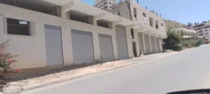 محلات/ مخازن للايجار عين عريك الشارع الرئيسي