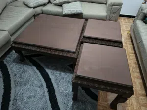 طاولات جانبية وطاولة كبيرة وسطية بحالة جيدة  مطلوب 45