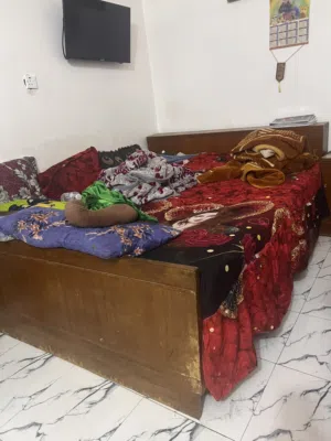 جرباية معه مندر ضغط عالي  وميز طعام وكرسي واحد  وكنتوا اربع بوب