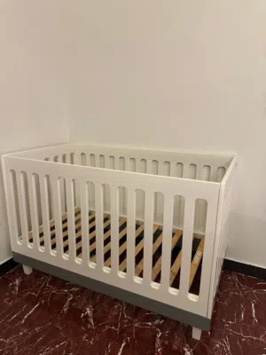 سرير ابيض محلي