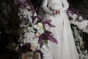 فستان زفاف ملكي استخدام مره واحده فقط بتصميم راقٍ مناسب لعروس تبحث عن الإطلالة الكلاسيكية الفاخرة