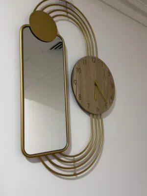 ساعة خشب حديثة