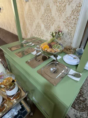 طاولة بوفيه متنقله
