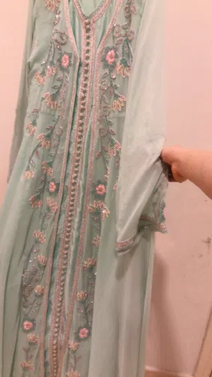 لبسه جديده مره وحده بس ملبوسه يوجد ام وطفل