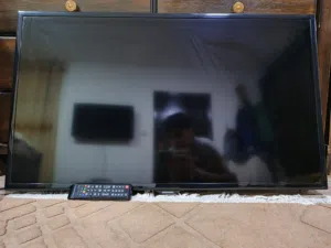 شاشة سامسونج اثنين واربعين بوصة مش سمارت التفاصيل في الوصف