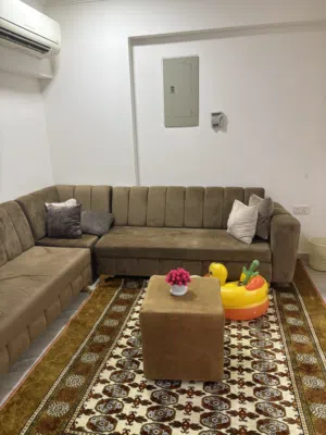 طقم كنب زاوية (L-Shape) مخمل راقي بحالة ممتازة للبيع المستعجل