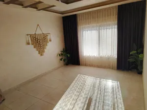 ‏٣ غرف نوم ‏.‏ ٣ حمّامات ‏.‏ 140 م٢‏2