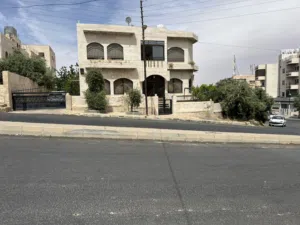 فيلا للبيع في المقابلين  حي الحويان