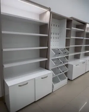 ديكور محل لبيع. يحتوي علي 2 تلاجات عرض.  ودولاب عرض. فترينة  مرش عرض ف صور ملاحظه. بيع الديكور فقط