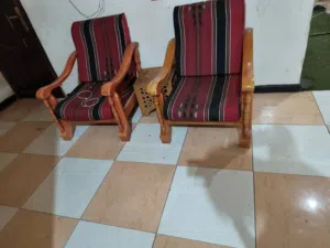 كراسي خشب ثلاث حبات
