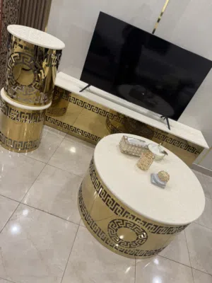 طاولة غرفة معيشه وتلفاز