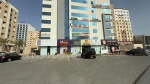 محل تجاري كورنر للإخلاء والإيجار