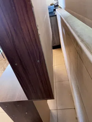 مكتب كمبيوتر خشب مع رفوف وأدراج حالة ممتازة لون بني غامق