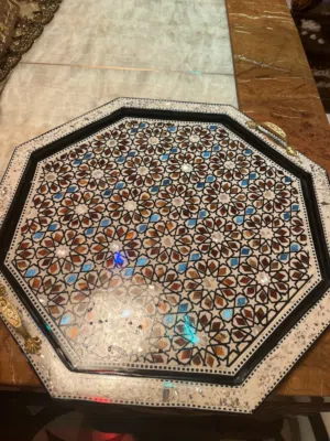 صينية مزغرفة من الطراز الرفيع حجم كبير بتوسع اكتر من 17فنجان الوانها روعةة