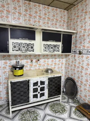 كاونتر مطبخ المنيوم نظيف