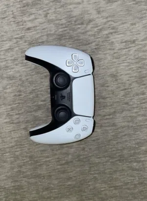 وحدة تحكم PS5 (DualSense) بحالة الوكالة