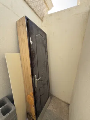 باب خشب (سيمي صولد) نظيف جداً مع الحلق - للبيع المستعجل