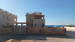 فيلا مستقلّة للبيع حمام سباحه خاص اول صف بحر الساحل الشمالى