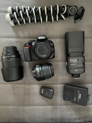 مع عدستان و ترايبود وملحقات اخرى Nikon D3100