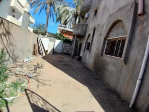 مخزن للاجار المساحة الكلية حوالي 180 متر