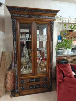 طاولة سفرة و فضيتين للبيع