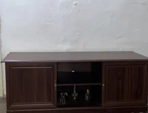 طاولة تلفزيون