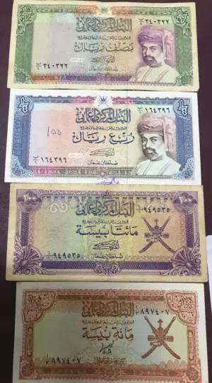 متوفر عملات صدام حسين اصليه انسر وفي شبه انسر نظيف جداً يتوفر توصيل لين مكانك باذن الله