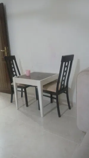 طقم كنبات وطاولة طعام وكرسين