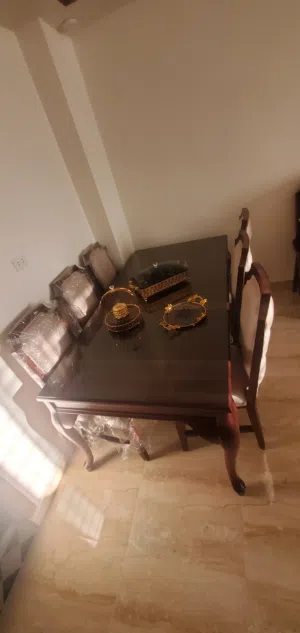 طاولة سفرة مترين بمتر مع 6 كراسي غير مستخدمه